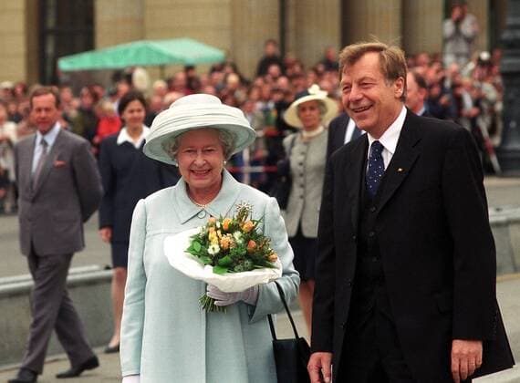 Queen Elizabeth II.(GBR) mit Dr. Eberhard Diepgen (GER CDU Regierender Bürgermeister Berlin) in Berlin