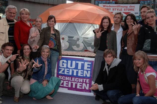 Schauspieler der Fernsehserie GZSZ feiern die 3333 Folge - hinten v.l.n.r.: Frank Thomas Mende, Lisa Rieken, Anne Menden, Maike von Bremen, Uta Kargel, Pete Dwojak, Hanne B. Wolharn, Robert Lyons (USA), Jasmin Weber, vorn v.l.n.r.: Jörn Schlönvoigt, Ulrike Frank, Susan Sideropoulos, Felix von Jascheroff, Katharina Ursinus (alle GER) im Sony Center in Berlin