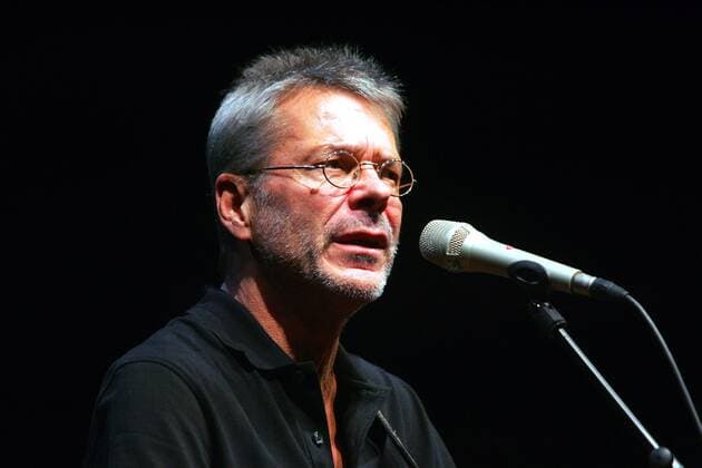 Sänger Reinhard Mey (GER) während eines Konzerts in der Göttinger Lokhalle