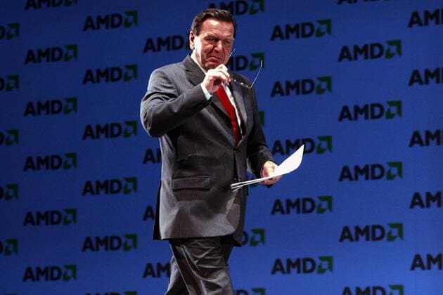 Bundeskanzler Gerhard Schröder (GER SPD) verlässt nach seiner Rede die Bühne anlässlich der Eröffnung des AMD Werkes FAB 36 in Dresden