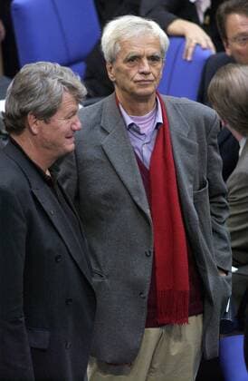 Wolfgang Wieland (li., GER Innenpolitischer Sprecher der Fraktion Bündnis 90 Die Grünen im Berliner Abgeordnetenhaus) und Hans-Christian Ströbele (GER Stellvertretender Fraktionsvorsitzender Bündnis 90 Die Grünen im Deutschen Bundestag) während der konstituierenden Sitzung des 16. Deutschen Bundestages in Berlin