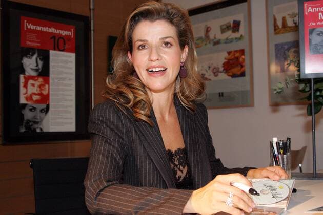 Geigerin Prof. Anne-Sophie Mutter (GER) signiert und präsentiert ihre neuen CD MOZART DIE VIOLINENKONZERTE im Berliner Kulturkaufhaus Dussmann