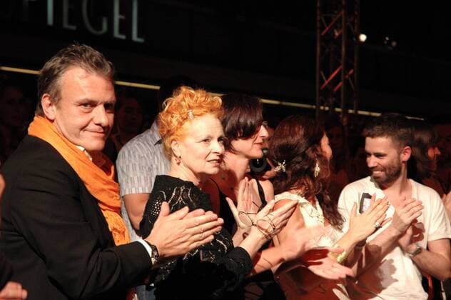 Modedesignerin Vivienne Westwood (2.v.li., GBR) klatscht anlässlich der Abschlussshow DEFILE ihrer letzten UDK-Modeklasse in Berlin
