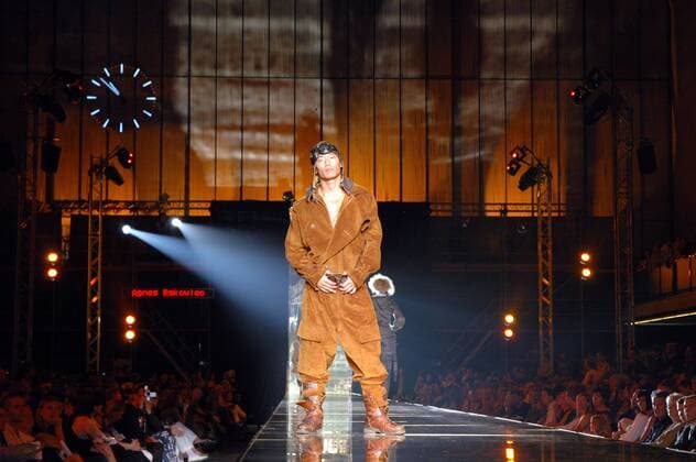 Asiatisches Model im Wildlederkostüm mit Pilotenbrille während der Abschlussshow DEFILE der letzten UDK-Modeklasse von Vivienne Westwood in Berlin