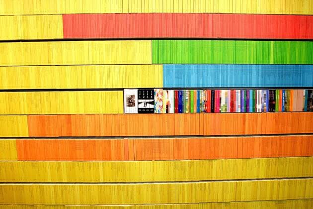 Reclam Bücher nach Farben sortiert auf der Frankfurter Buchmesse in Frankfurt am Main