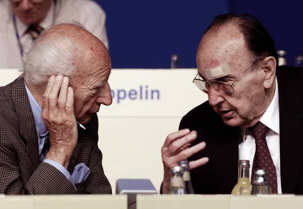 Hans-Dietrich Genscher (re., GER FDP) verleiht seinen Worten Nachdruck, dennoch hat Walter Scheel (GER FDP Bundespräsident a.D.) Verständnisprobleme während eines Gespräches anlässlich des FDP Bundesparteitages in Köln