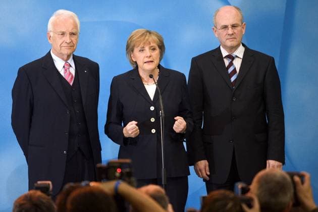 V.l.n.r. Edmund Stoiber (GER CSU Ministerpräsident Bayern), Angela Merkel (GER CDU Bundesvorsitzende) und Volker Kauder (GER CDU-Generalsekretär) stellen sich am Wahlabend der Presse - Berlin