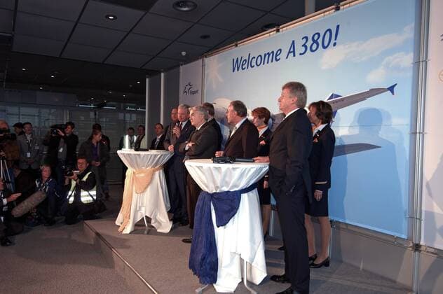 Pressekonferenz anlässlich der erstmaligen Landung des Airbus A380 auf dem Flughafen Frankfurt am Main - v.l.n.r.: Ministerpräsident Roland Koch (GER CDU Ministerpräsident Hessen), Klaus J. Busch (GER Pressesprecher Fraport), Gustav Humbert (GER Vorstandsvorsitzender Airbus Industries), Wilhelm Bender (GER Vorstandsvorsitzender Fraport) und Petra Roth (GER CDU Oberbürgermeisterin Frankfurt Main),