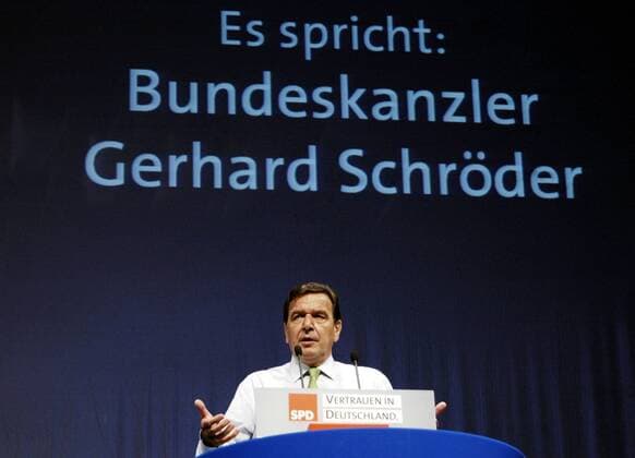 Bundeskanzler Gerhard Schröder (GER SPD) während seiner Rede auf dem SPD-Parteitag in Mainz