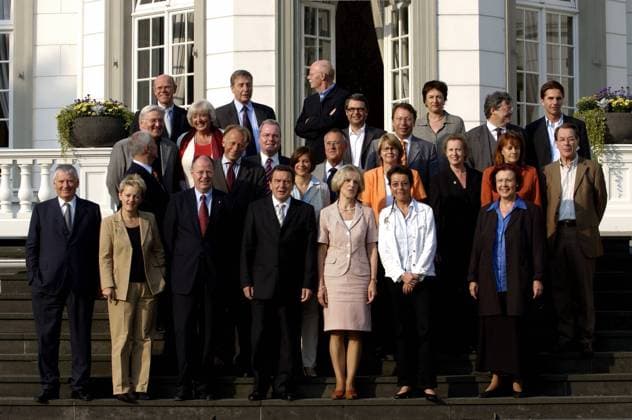 Bundeskabinett anlässlich der Kabinettsklausur vor dem Bonner Palais Schaumburg - 1. Reihe v.l.n.r.: Otto Schily (SPD), Renate Künast (Bündnis 90 Die Grünen), Peer Steinbrück (SPD), Gerhard Schröder (SPD), Bärbel Dieckmann (SPD), Angelika Beer (Bündnis 90 Die Grünen), Heidemarie Wieczorek-Zeul (SPD), 2. Reihe v.l.n.r.: Manfred Stolpe (SPD), Frank-Walter Steinmeier (SPD), Renate Schmidt (SPD), Jürgen Trittin (Bündnis 90 Die Grünen), Staatsminister Rolf Schwanitz (SPD), Katrin Göring-Eckardt (GER Bündnis 90 Die Grünen), Hans Eichel (SPD), Christa Sager (Bündnis 90 Die Grünen), Dr. Christina Weiß, Edelgard Bulmahn (SPD), Franz Müntefering (SPD), 3. Reihe: Stellvertretender Regierungssprecher Thomas Steg, Wolfgang Clement (SPD Bundeswirtschaftsminister), Dr. Peter Struck SPD), Herbert Mandelartz, Klaus-Uwe Benneter (SPD), Bundesjustizministerin Brigitte Zypries (SPD) , Reinhard Bütikofer (Bündnis 90 Die Grünen) und Regierungssprecher Bela Nicolai Anda