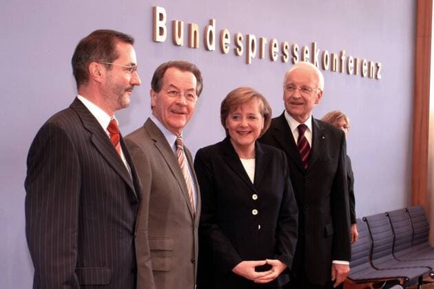 V.l.n.r.: Matthias Platzeck (GER SPD Ministerpräsident Brandenburg), Franz Müntefering (GER SPD-Bundesvorsitzender), Angela Merkel (GER CDU-Parteivorsitzende) und Edmund Stoiber (GER CSU Ministerpräsident Bayern) anlässlich der Vorstellung des Koalitionsvertrags auf der Bundespressekonferenz in Berlin