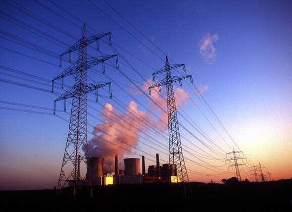 Braunkohlekraftwerk von RWE in der Abenddämmerung