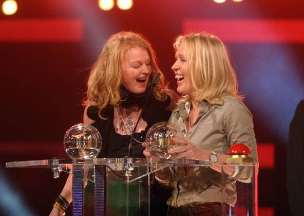 Sängerin Inga Humpe (li., GER 2Raumwohnung) mit ihrer Schwester Anete Humpe (GER Ich-und-Ich) werden für ihr Lebenswerk geehrt anlässlich der Verleihung der EinsLive Krone des Radiosenders EinsLive in Oberhausen