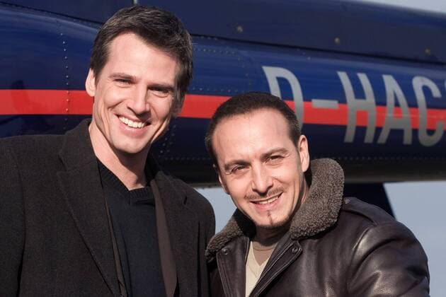 Schauspieler Rene Steinke (li.) und Erdogan Atalay (beide GER) anlässlich eines Fototermins zur RTL-Fernsehserie ALARM FÜR COBRA 11 in Aldenhoven