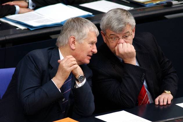 Bundesinnenminister Otto Schily (li., GER SPD) und Bundesaußenminister Joschka Fischer (GER Bündnis90 Die Grünen) während einer Bundestagssitzung in Berlin
