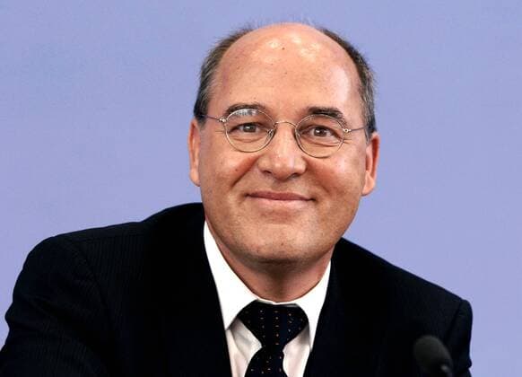 Gregor Gysi (GER Die Linkspartei.PDS) während einer Pressekonferenz in Berlin