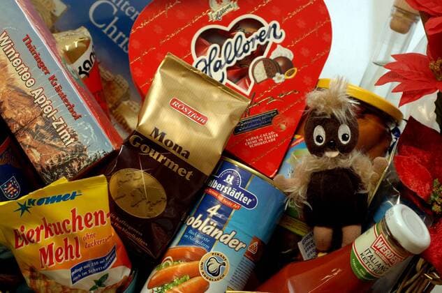 Pittiplatschfigur inmitten von Ostprodukten auf der 30. Ostpro in Berlin