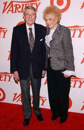 Kolumnist Army Archerd (USA) mit seiner Ehefrau Selma anlässlich der VARIETY CENTENNIAL GALA in Beverly Hills