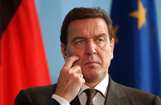 Bundeskanzler Gerhard Schröder (GER SPD) kratzt sich im Gesicht