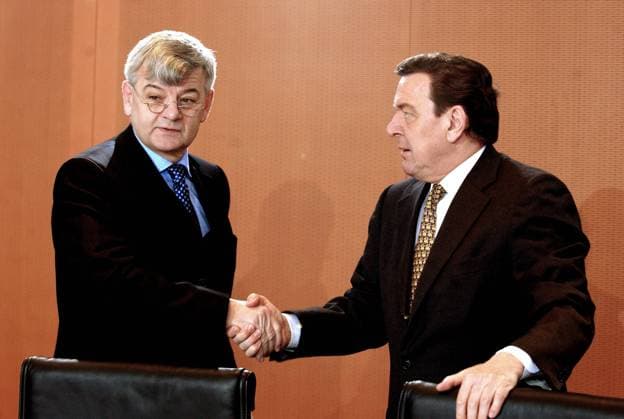 Bundeskanzler Gerhard Schröder (re., GER SPD) begrüßt Joschka Fischer (GER Bündnis 90 Die Grünen Bundesaußenminister) vor der Kabinettssitzung