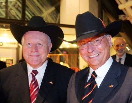 Georg Milbradt (li., GER CDU Ministerpräsident Sachsen) und Wolfgang Ischinger (GER Botschafter Deutschland) mit Cowboyhüten anlässlich eines Spenden-Konzerts der Staatskapelle Dresden für die Opfer des Hurrikans Katrina in Houston
