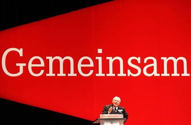 Oskar Lafontaine (li., GER WASG Vorsitzender Bundestagsfraktion Linkspartei.PDS) während seiner Rede auf dem 9. Bundesparteitag der Linkspartei.PDS in Dresden