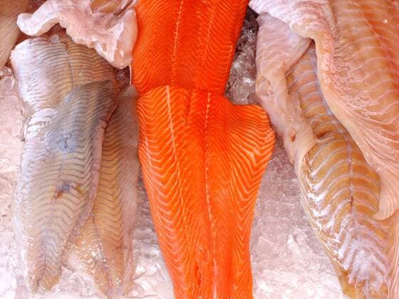 Frische Fischfilets auf Eis auf dem Fischmarkt von Bergen