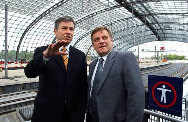 Hartmut Mehdorn (re., GER Vorstandsvorsitzender Deutsche Bahn AG) und Klaus Wowereit (GER SPD Regierender Bürgermeister Berlin) besichtigen die Baustelle des Hauptbahnhof-Lehrter Bahnhofs in Berlin