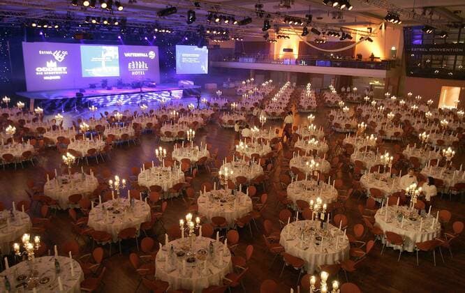 SPORTLER DES JAHRES Gala - unzählige gedeckte Tische warten auf die Gäste im Hotel Estrel in Berlin