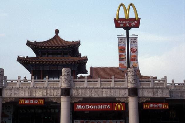 IMAGO Creative: Kollidierende Kulturen McDonalds Filiale im historischen Ambiente in Chongqing - China