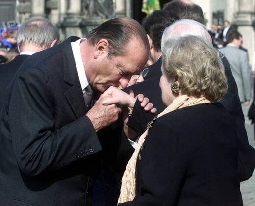 Jacques Chirac (FRA UMP Staatspräsident Frankreich) küsst Außenministerin Madeleine K. Albright (USA) zur Begrüßung die Hand anlässlich des Festaktes vor der Semperoper in Dresden zum TAG DER DEUTSCHEN EINHEIT