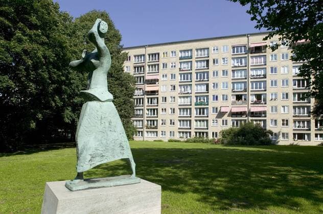 Skulptur vor dem Grindel Hochhaus in Hamburg - Deutschlands älteste Wohnhochhaussiedlung