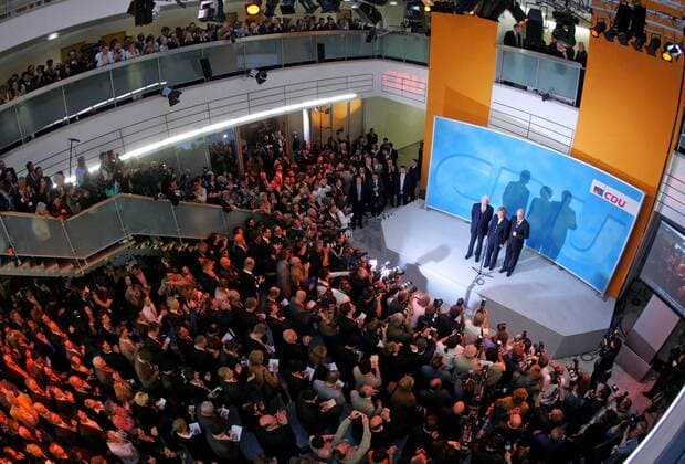 Angela Merkel (Mitte, GER CDU-Bundesvorsitzende), Edmund Stoiber (li., GER CSU Ministerpräsident Bayern) und Volker Kauder (GER CDU-Generalsekretär) stellen sich der versammelten Presse am Wahlabend in Berlin