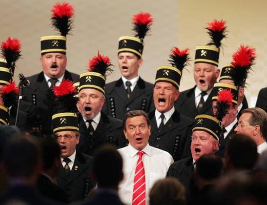 Bundeskanzler Gerhard Schröder (GER SPD) singt mit dem Steiger-Chor WENN WIR SCHREITEN SEIT AN SEIT auf dem außerordentlichen Parteitag der SPD in Berlin