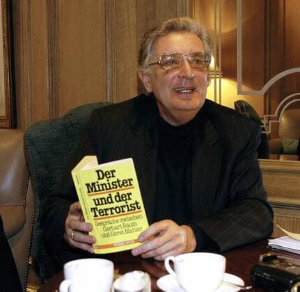 Gerhard Baum (GER FDP) mit dem Buch DER MINISTER UND DER TERRORIST anlässlich eines Interviews zur RAF-Ausstellung unter seiner Schirmherrschaft in Berlin