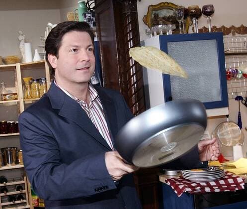 Schauspieler Francis Fulton-Smith wendet einen Pfannkuchen mit einer Pfanne am Drehort der ARD Fernsehserie -Familie Dr.Kleist- in Eisenach