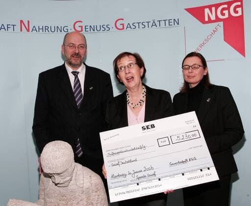 Heide Simonis (Mitte, GER Vorsitzende UNICEF Deutschland), Franz-Josef Möllenberg (GER Vorsitzender Gewerkschaft Nahrung, Genuss und Gaststätten) und Michaela Rosenberger (re., GER Stellvertretende Vorsitzende Gewerkschaft Nahrung, Genuss und Gaststätten) bei der Übergabe eines Spendenschecks anlässlich einer Spendenaktion der NGG an das Kinderhilfswerk der Vereinten Nationen in Höhe von 5230 Euro in Hamburg
