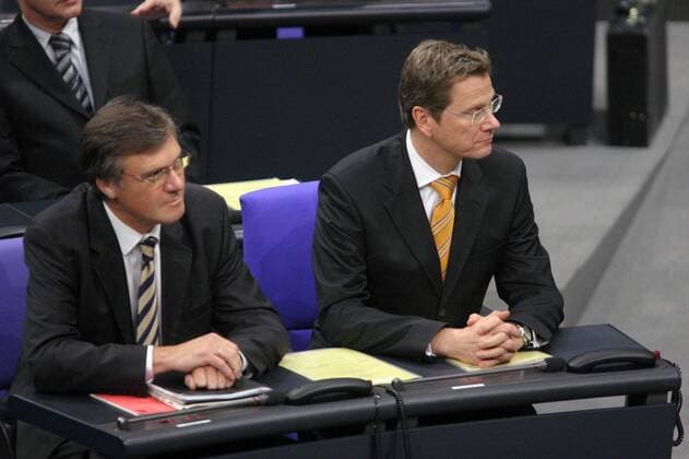 Dr. Wolfgang Gerhardt (li., GER FDP Fraktionsvorsitzender) und Dr. Guido Westerwelle (re., GER FDP Bundesvorsitzender) während der Bundestagssitzung zur Wahl der Bundeskanzlerin im Deutschen Bundestag Berlin 2005