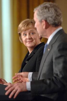 Bundeskanzlerin Angela Merkel (li., GER CDU) und Präsident George W. Bush (USA) während einer Pressekonferenz anlässlich des Besuches der Kanzlerin in Washington D.C.  wap2006011311