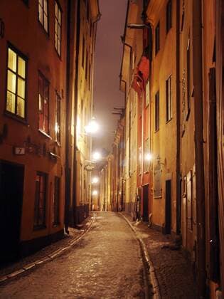 Enge, vereiste Gasse in der Altstadt Gamla Stan bei Nacht - Stockholm