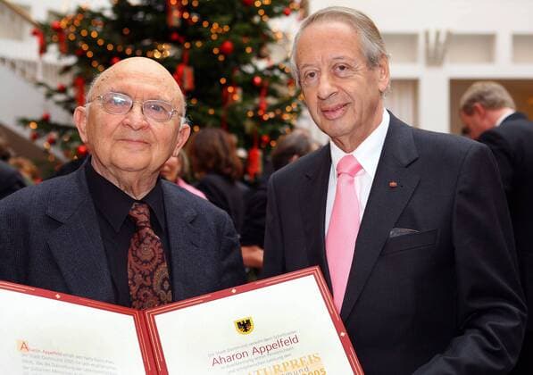 Schriftsteller Prof. Aharon Appelfeld (li., UKR) und Paul Spiegel (GER Präsident Zentralrat der Juden in Deutschland) anlässlich der Verleihung des NELLY-SACHS-PREISES in Dortmund