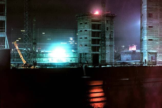 Baugrube für den Palast der Republik bei Nacht mit dem Außenministerium der DDR - Berlin