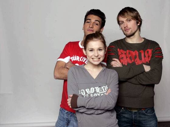 Axel Schreiber gestorben V.l.n.r.: Schauspieler Elyas M Barek, Josefine Preuß und Axel Schreiber (alle GER) anlässlich eines Fotoshootings zur ARD Vorabendserie TÜRKISCH FÜR ANFÄNGER in Hamburg