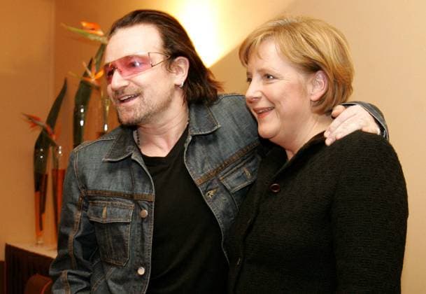 Sänger Bono Vox (IRL U2) und Bundeskanzlerin Angela Merkel (GER CDU) posieren Arm in Arm am Rande des Weltwirtschaftsgipfels in Davos - 