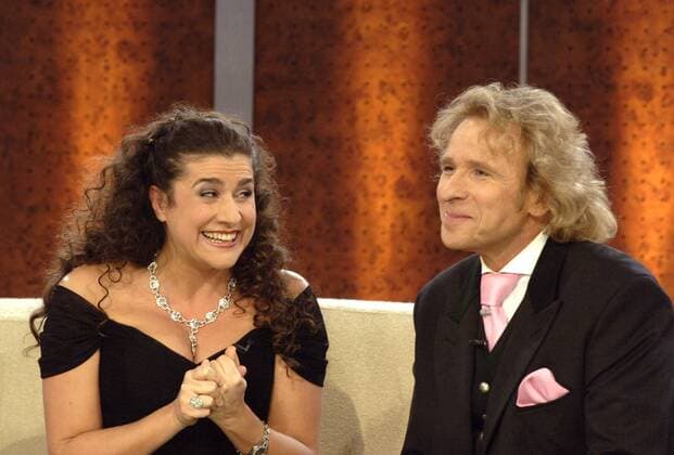 Sopranistin Cecilia Bartoli (ITA) und Moderator Thomas Gottschalk (GER) während der ZDF-Sendung WETTEN, DASS...? in Salzburg