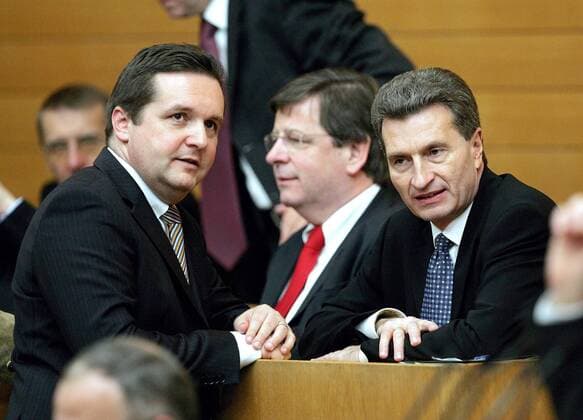 Günther H. Oettinger (re., GER CDU Ministerpräsident Baden-Württemberg) neben Willi Stächele (2.v.re., GER CDU Staatsminister für europäische Angelegenheiten Baden-Württemberg) im Gespräch mit Stefan Mappus (GER CDU Fraktionsvorsitzender im Landtag von Baden-Württemberg) im Landtag von Baden-Württemberg in Stuttgart