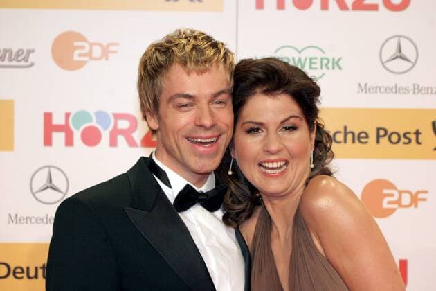 Comedian Michael Mittermeier und Ehefrau Gudrun (beide GER) umarmen sich anlässlich der 41. Verleihung der Goldenen Kamera in Berlin
