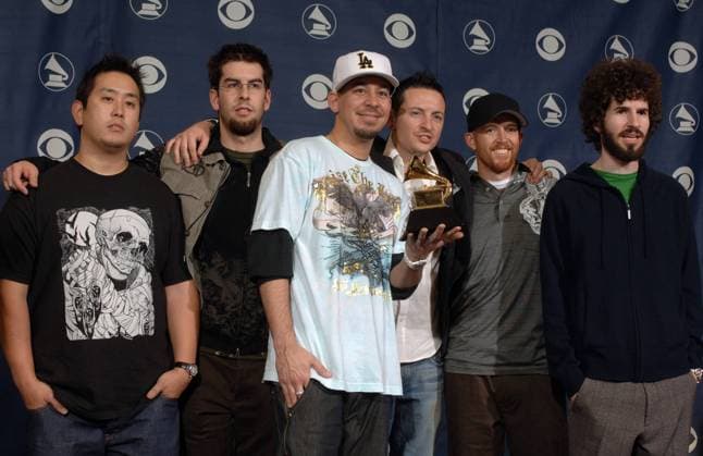 Linkin Park (USA) - v.l.n.r. DJ Joe Hahn, Drummer Rob Bourdon, Sänger Mike Shinoda, Sänger Chester Bennington, xxx und Gitarrist Brad Delson mit ihrem Grammy anlässlich der 48. Grammy Awards in Los Angeles  lap20060208117