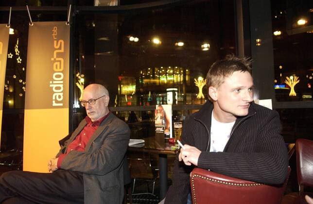 Hans Helmut Prinzler (li., GER Direktor Filmmuseum Berlin) und Schauspieler Florian Lukas (GER) zu Gast im RADIO EINS NIGHTTALK am Rande der 56. Internationalen Filmfestspiele in der Maxx Bar in Berlin