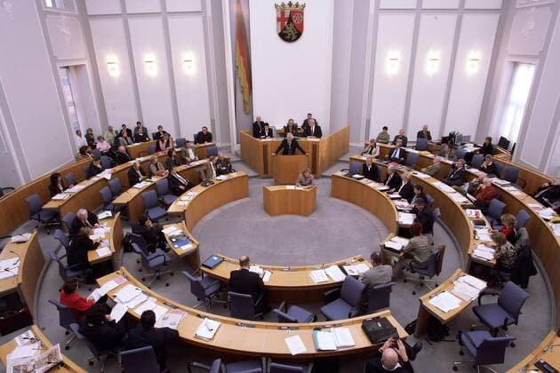 Prof. Dr. E. Jürgen Zöllner (Mitte, GER SPD Wissenschaftsminister Rheinland-Pfalz) während seiner Rede anlässlich einer Landtagssitzung in Mainz